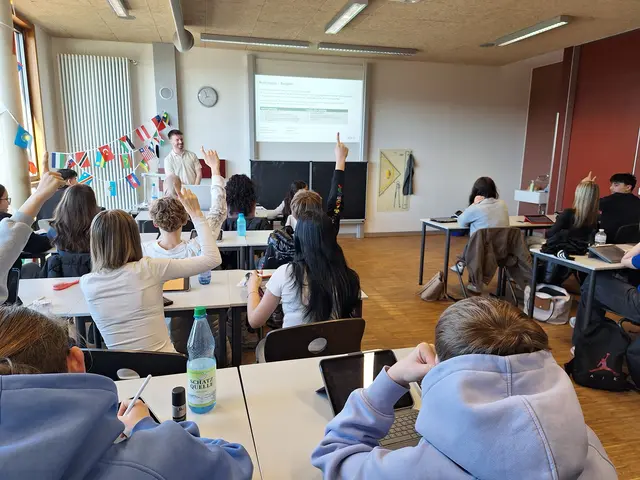 Herr Lang von der AOK gibt den 9. Klassen wertvolle Tipps während der Phase der Berufsorientierung. | Foto: Rainer Schäfer