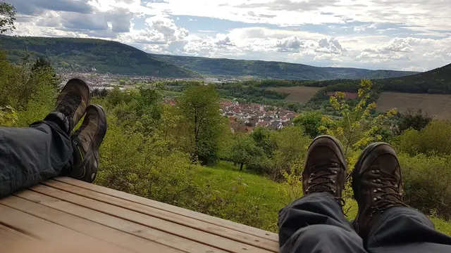 Wandern hebt die Stimmung und wirkt wie Balsam für die Seele. Plätschernde Bäche, bunte Wiesen und weite Ausblicke lassen den Alltag in den Hintergrund treten und schenken neue Gelassenheit. | Foto: Josef Eck