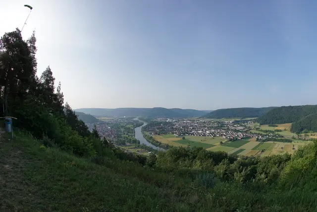Hohe Wahlbeteiligung durch lokale Themen.
 
Ein mögliches Szenario ist, dass lokale Themen wie Infrastruktur, Wohnraum, Umwelt und soziale Angebote eine breite Mobilisierung bewirken. Insbesondere neue Bauprojekte, Verkehrsplanung oder die Zukunft der Schulen könnten viele Bürgerinnen und Bürger zur Wahl animieren. Die Kandidaten, die konkrete Lösungen und Bürgernähe zeigen, profitieren von diesem Engagement. 