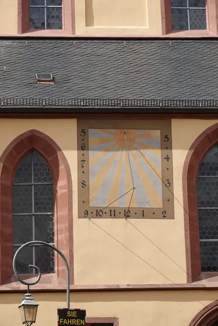 Vorfreude auf die Sommerzeit. 

Ob man nun mit Kaffee, Kissen oder Konfetti in die Sommerzeit startet – das Ritual bleibt erhalten. Am Ende freuen sich die meisten doch auf Sonnenstrahlen bis zum Abend, spontane Grillpartys und das Gefühl von Urlaub im Alltag. Die Zeiger springen, und wir springen mit. Sommerzeit 2026: Es kann losgehen! 