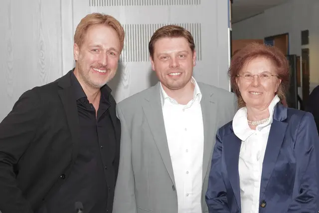Landtagsabgeordneter Martin Stock (CSU) freut sich mit Björn Bartels.  | Foto: Roland Schönmüller