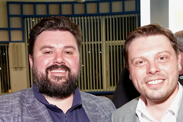 Glückwunsch von Michael Schüßler an den neuen Landrat Björn Bartels.  | Foto: Roland Schönmüller