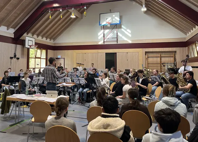 Das Symphonische Blasorchester Sulzbach bei einer konzentrierten Probe in Hobbach – aufmerksam verfolgt vom Jugendblasorchester. | Foto: Adina Seitz