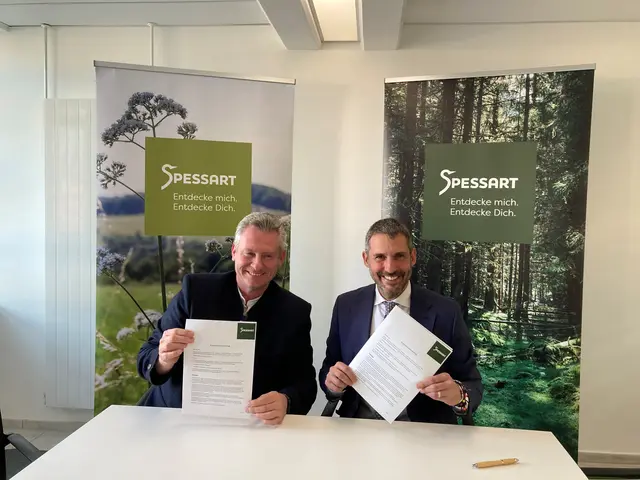 Erster Kreisbeigeordneter Andreas Hofmann, Aufsichtsratsvorsitzender der Spessart Tourismus und Marketing GmbH, und Landrat Dr. Alexander Legler, stv. Vorsitzender des Tourismusverbands Spessart-Mainland e.V., bei der Unterzeichnung der Kooperationsvereinbarung
