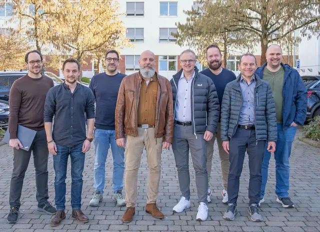 Freude über die erfolgreiche Auditierung des Informationssicherheitsmanagementsystems im Landratsamt Miltenberg bei Auditor Felix Struve (rechts), dem stellvertretenden Landrat Bernd Schötterl (Mitte), dem Informationssicherheitsbeauftragten Stefan Walter (Vierter von rechts) sowie dem Informationssicherheitsteam des Landratsamts. | Foto: Winfried Zang