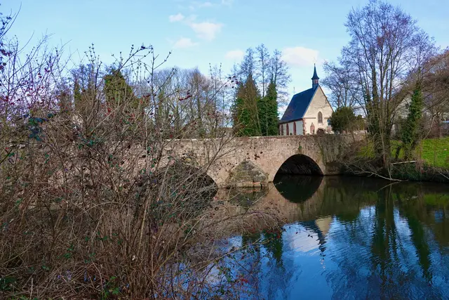 Frühling an der St. Laurentiuskapelle und seinem umgebenden Friedhof an der Mud in Miltenberg