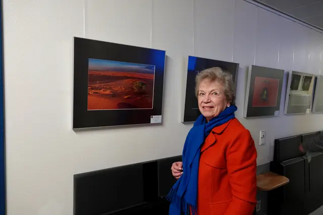 Frau Hildegard Rudat vor ihrem Lieblingsbild. 