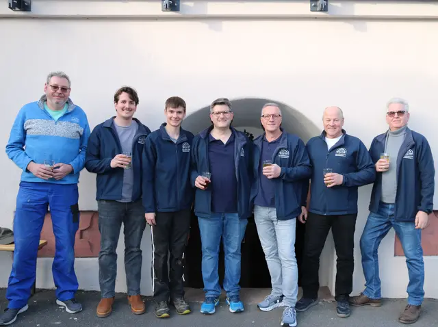 Die neue Vorstandschaft mit den neuen Beisitzern:
v.l. Sevka Emrich, Dirk Herkert, Emil Kuhn, Jürgen Kuhn, Ralf Wöber, Bernhard Speth, Bernhard Pfeiffer. Es fehlt: Beisitzer Manuel Popp | Foto: Kellerfreunde Schneeberg e.V.