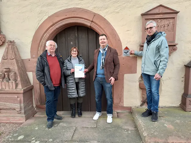 Hildegund Helm (BN Kreisgruppe Miltenberg e.V.) übergibt Pfarrer Kölbel die Urkunde von Staatsminister Glauber; Thomas Bertlwieser (Mesner) hält die Plakette "Fledermäuse willkommen"; mit im Bild: Kirchenpfleger Wolfgang Klietsch | Foto: Martin Winkler