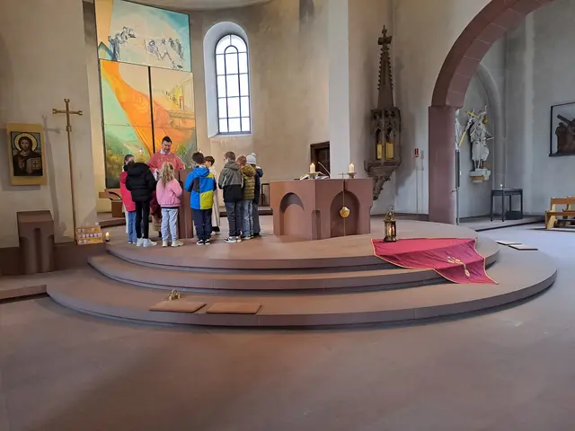 Zur Verkündigung des Evangeliums durch Pfarrer Kölbel waren die Kinder eingeladen, zum Abo zu kommen | Foto: Martin Winkler