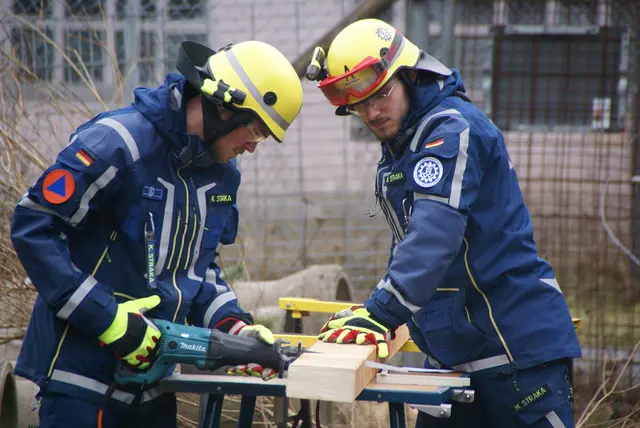 Ablängen von Holz mit der Säbelsäge. | Foto: THW Miltenberg 