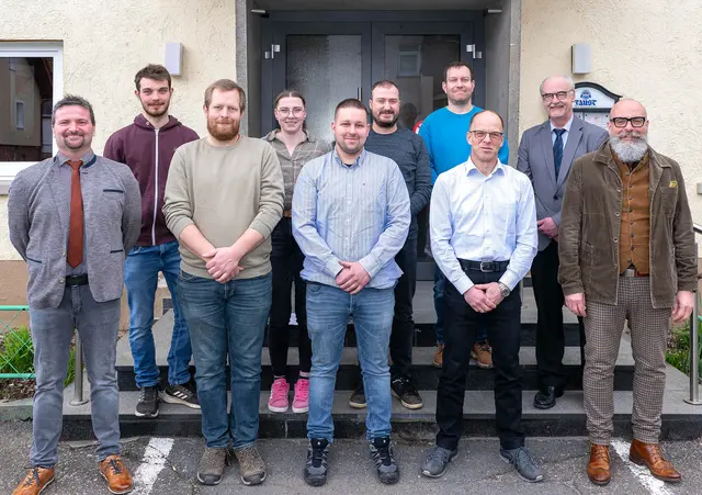 Die neu vereidigten Feldgeschworenen mit Obmann Sven Fertig (links) sowie (von rechts) stellvertretendem Landrat Bernd Schötterl und dem Amtsleiter des Vermessungsamts, Wolfgang Reindl.  | Foto: © Winfried Zang