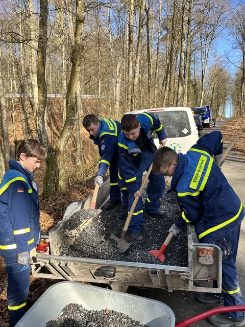 Schotter wurde fleißig von Hand auf den Schubkarren geschippt. | Foto: THW Miltenberg 