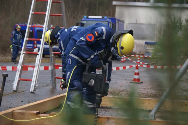 Löcher müssen gebohrt werden für die Verankerung. | Foto: THW Miltenberg 
