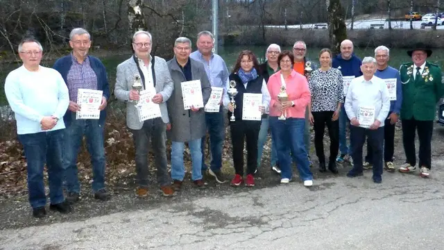 Foto: Das Bild zeigt die siegreichen Mannschaften und Schützen mit Ortsvorsteherin Esther Vaskó (5. v. re.), Kreisoberschützenmeister Roger Höly (li.) und Ligaleiter Roland Friedrich (re.)