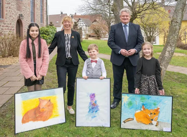 Siegerehrung beim Schaefler-Preis mit stellvertretender Landrätin Monika Wolf-Pleßmann und Eschaus Bürgermeister Gerhard Rüth sowie (vorne von links) Gyonyul Nazifova, Matteo Luthardt und Hannah Meissner mit ihren gemalten Werken. | Foto: Foto: Winfried Zang