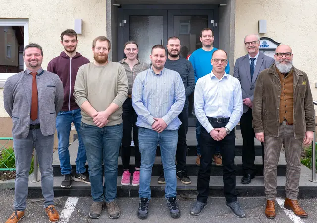 Die neu vereidigten Feldgeschworenen mit Obmann Sven Fertig (links) sowie (von rechts) stellvertretendem Landrat Bernd Schötterl und dem Amtsleiter des Vermessungsamts, Wolfgang Reindl. | Foto: Winfried Zang