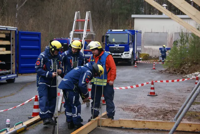 Helfer beim Aufbau einer Rückverankerung. | Foto: THW Miltenberg 