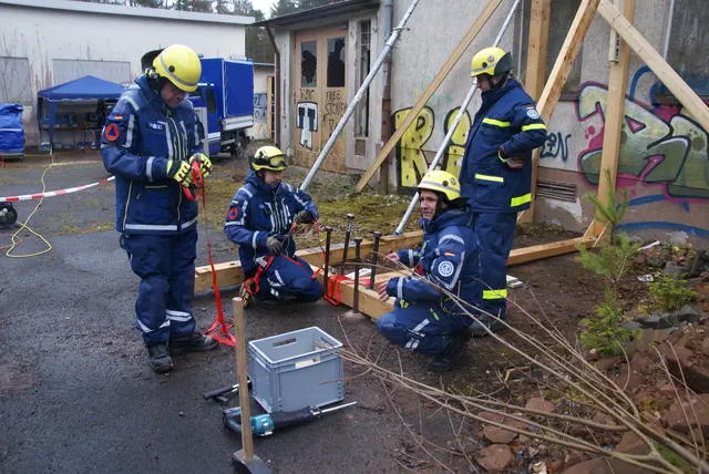Helfer beim Aufbau einer Stützbockes. | Foto: THW Miltenberg 
