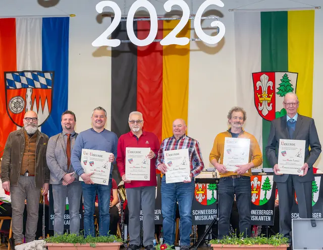 Die zu Ehrenfeldgeschworenen ernannten Siebener stellten sich mit (von links) Obmann Sven Fertig und dem stellvertretendem Landrat Bernd Schötterl den Fotografen.  | Foto: © Winfried Zang