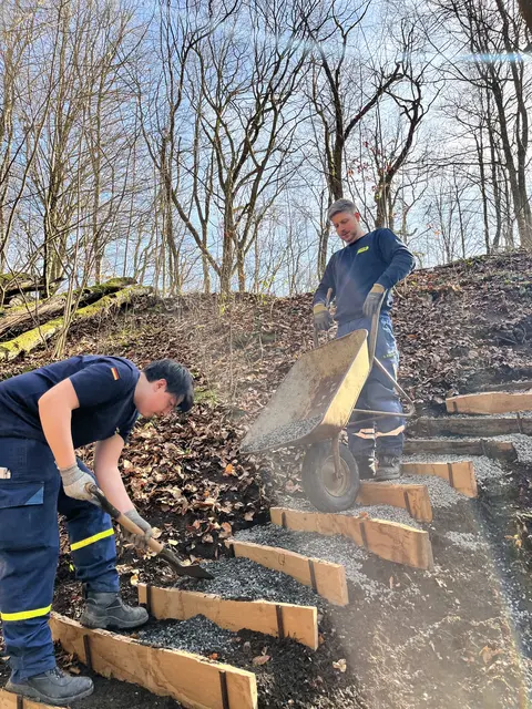 Bau eines neuen Weges mit Treppenstufen zu den Aussichtspunkten. | Foto: THW Miltenberg 