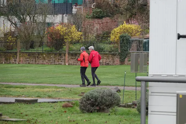Jeder, ob jung oder alt, trägt seinen eigenen Frühlingsmoment im Herzen – und gemeinsam verwandeln sie das Tal in einen Ort voller Hoffnung und Lebenslust.