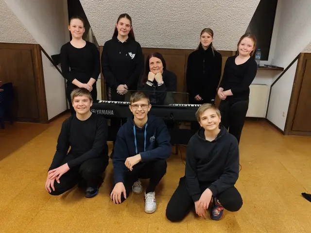 Der Jugendchor Großheubach steht unter der Leitung von Dominik Flicker (vorne Mitte). Neue Sängerinnen und Sänger sind jederzeit herzlich willkommen. | Foto: S. Flicker