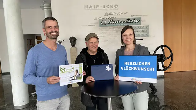 Michael Seiterle, Vorsitzender Tourismus im Spessartbund, Michel Anton aus Karbach und Stephanie Tabery vom Medienhaus Main-Echo bei der Preisübergabe.  | Foto: Heike Buberl-Zimmermannn