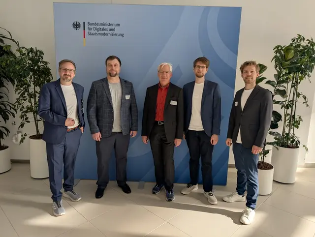 Die Projektpartner des Landratsamtes Neckar-Odenwald-Kreis und von lector.ai beim offiziellen Projektauftakt in Berlin: (v. l.) Dr. Benjamin von Ardenne, Aaron Sigmund, Kai Bickler (beide Landratsamt), Dr. Thies Gerken, Yannik Dzelzkalns. | Foto: DigitalService