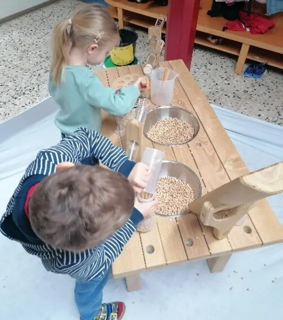 Kinder beim experimentieren