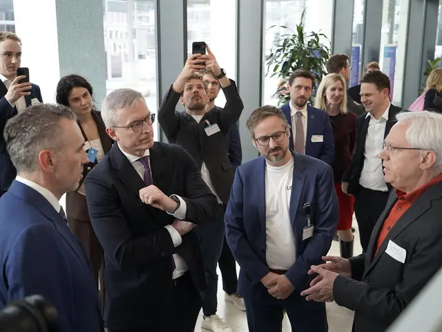 Kai Bickler, Leiter des Fachdienstes EDV des Landratsamts Neckar-Odenwald-Kreis, und Dr. Benjamin von Ardenne von lector.ai im Gespräch mit Bundesdigitalminister Dr. Karsten Wildberger und dem Parlamentarischen Staatssekretär Thomas Jarzombek.
 | Foto: DigitalService