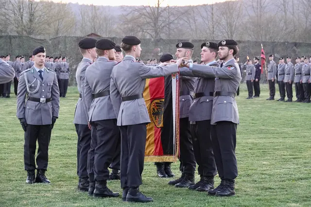Es gibt staatliche Rituale, die sich nicht durch ihre Lautstärke behaupten, sondern durch ihre Beharrlichkeit. Das feierliche Gelöbnis der Bundeswehr gehört zu jenen Momenten, in denen die Republik für einen Augenblick innehält und sich selbst betrachtet. Es ist ein Übergangsritus, der weder martialisch noch pathetisch auftritt, sondern in seiner kontrollierten Schlichtheit eine eigene Würde entfaltet.