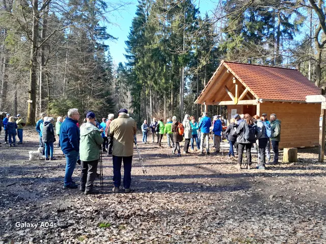Pause an der Schutz- und Infohütte des Spessart Naturparkes | Foto: Ferdinand Lang