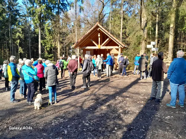 Pause an der Schutz- und Infohütte des Spessart Naturparkes | Foto: Ferdinand Lang