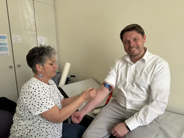 Designierter Landrat Björn Bartels ließ sich von Gesundheitsamtsleiterin Dr. Regina Roloff Blut für einen HIV-Test abnehmen. | Foto: Helena Wilmerding
