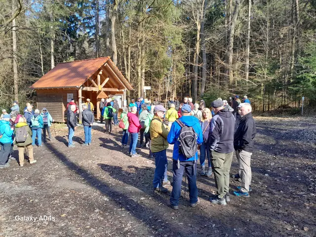 Pause an der Schutz- und Infohütte des Spessart Naturparkes | Foto: Ferdinand Lang