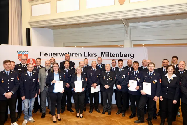 Aushändigung des staatlichen FFW-Ehrenzeichens für 25 Jahre. 