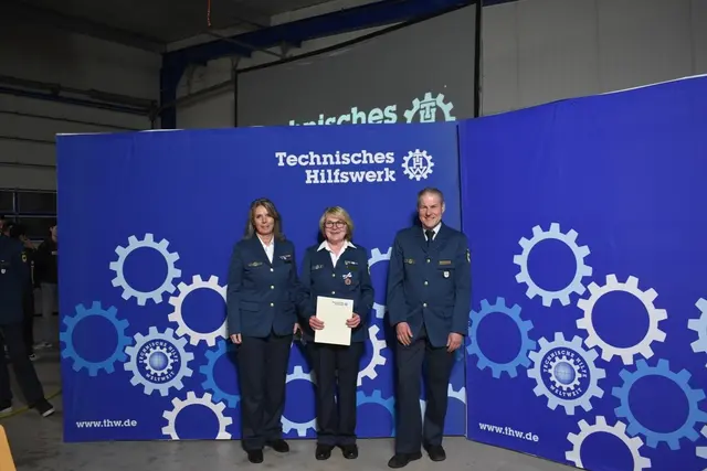 Das Bild zeigt: Karin Munzke, Leiterin der THW-Regionalstelle Karlstadt, mit Renate Zipf, ausgezeichnet mit dem »THW-Ehrenzeichen in Bronze« und den Ortsbeauftragten Stefan Wolf. | Foto: THW Miltenberg