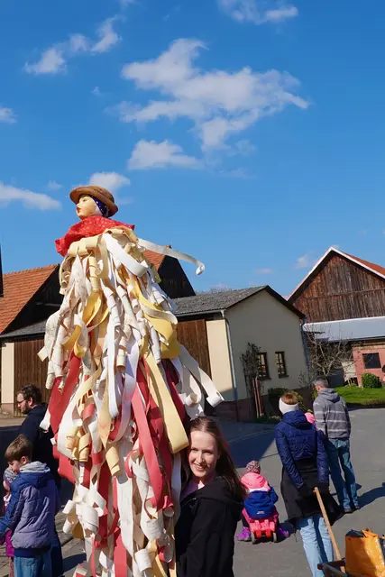 Höhepunkt des launigen Schauspiels: Die Winterpuppe wird, begleitet von Gesang und Feuerschutz, zum Dorfplatz geleitet.