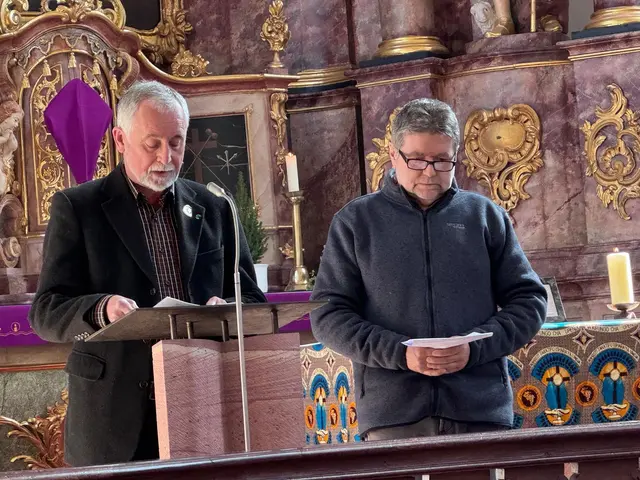 Horst Markert und Wolfgang Rothermich vom Team Tansania bei den Fürbitten | Foto: Ruth Zieres