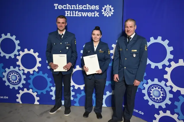 Bild zeigt von links nach rechts: Kevin Straka, Tina Breitenbach und Ortbeauftragten Stefan Wolf nach der Übergabe der THW-Ehrenurkunde. | Foto: THW Miltenberg