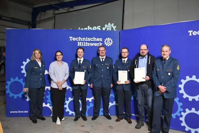 Bild zeigt von links nach rechts: Karin Munzke, Leiterin der THW-Regionalstelle Karlstadt, Sina Kempf, Fabio Aleo, Florian Leuner, Angelo Tropper, Mirko Ackermann und den Ortsbeauftragten Stefan Wolf nach der Übergabe des »Helferzeichens in Gold«. | Foto: THW Miltenberg