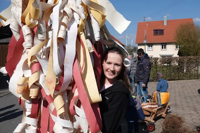Solche Bräuche sind rar geworden: In Windischbuchen wird das Winteraustreiben noch mit Herz und Humor gepflegt, ähnlich wie in Faulbach im Südspessart und in Watterbach im Odenwald. 