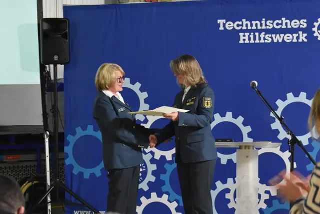 Karin Munzke, Leiterin der THW-Regionalstelle Karlstadt, bei der Übergabe des »THW-Ehrenzeichen in Bronze« an Renate Zipf. | Foto: THW Miltenberg