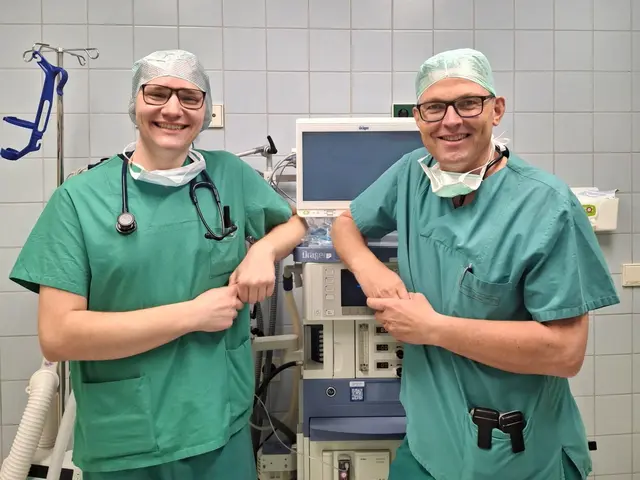 Assistenzarzt Daniel Keil, der aktuell die Weiterbildung in der Anästhesiologie an den Neckar-Odenwald-Kliniken durchläuft, mit Dr. med. Alexander Frohmajer, Chefarzt der Klinik für Anästhesiologie. 

 | Foto: Neckar-Odenwald-Kliniken