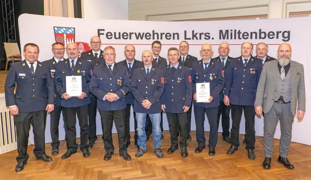 Die für ein halbes Jahrhundert aktiven Dienst Geehrten stellten sich mit dem stellvertretenden Landrat Bernd Schötterl (rechts), Kreisbrandrat Martin Spilger (hintere Reihe mitte) sowie (von links) den Kreisbrandinspektoren Patrick Walter und Albert Klug und Hauke Muders (Vierter von links) den Fotografen.  | Foto: Winfried Zang