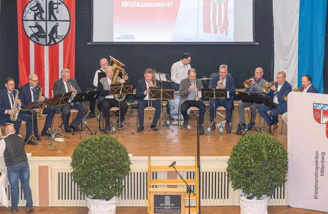 Das Kommunalgebläse sorgt schon seit vielen Jahren für die perfekte musikalische Umrahmung der Feuerwehr-Ehrenabende.  | Foto: © Winfried Zang