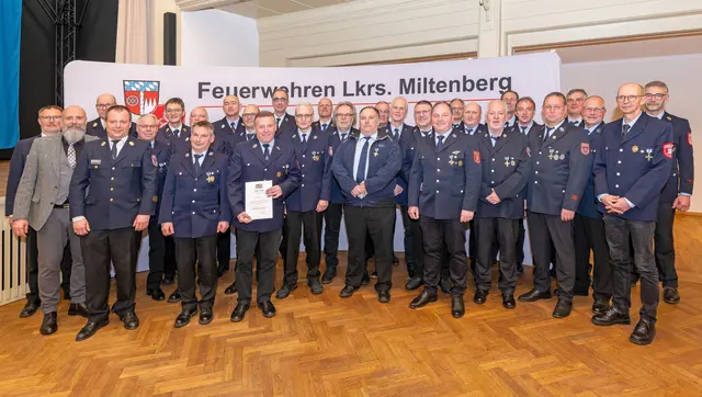 Die für 40-jährigen aktiven Dienst Geehrten stellten sich zu einem Erinnerungsfoto mit (von links) Kreisbrandinspektor Albert Klug, stellvertretendem Landrat Bernd Schötterl, Kreisbrandinspektor Hauke Muders und Kreisbrandinspektor Patrick Walter sowie (Sechster von links) Kreisbrandrat Martin Spilger auf. | Foto: Winfried Zang