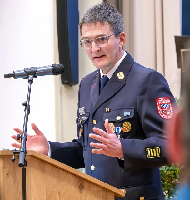 Kreisbrandrat Martin Spilger bei der Begrüßung der Gäste des Feuerwehr-Ehrenabends in Amorbach.  | Foto: © Winfried Zang