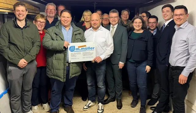 Die Kreisvorstandsmitglieder mit Gastgeber Matthias Müller (Mitte), Kreisvorsitzenden Markus Haas (4.v.li.) und Landrat Dr. Achim Brötel (7.v.re.).